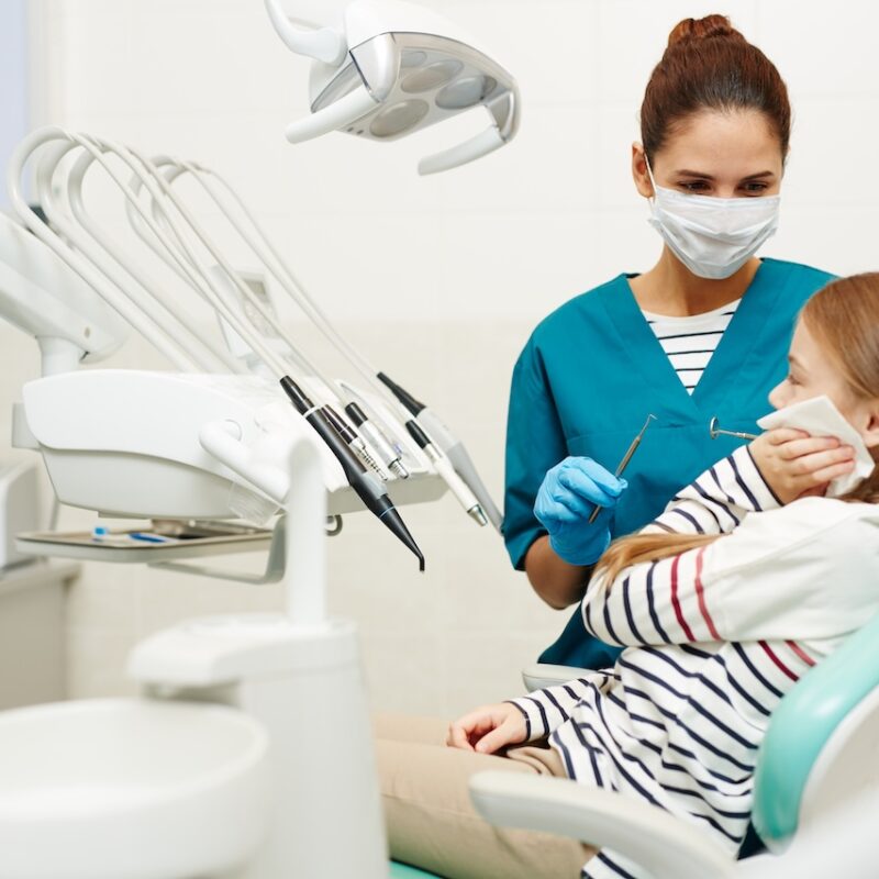 Platy zubařů: Proč může být rozdíl mezi státním a soukromým sektorem až dvojnásobný